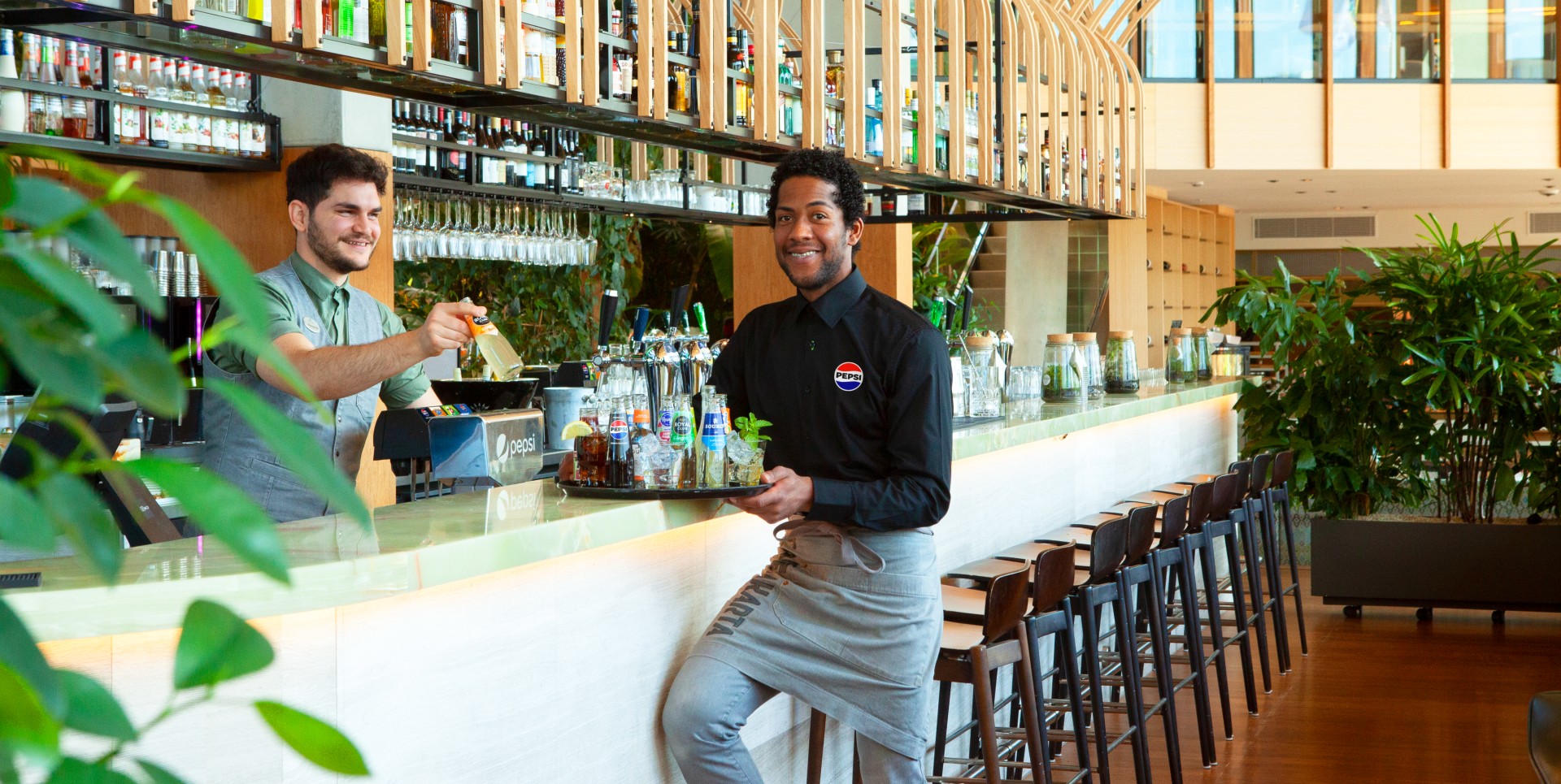 2026 Nectar partnerpagina barman met dienblad 1920x965 - minder hoog